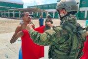 Militares entregaron prendas de vestir a reclusos en Esmeraldas.