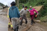Viajeros se quedaron varados entre dos de los deslizamientos y completaron subrita a pie. Recibieron ayudar para realizar trasbordo.