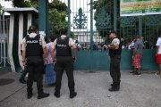Agentes de Policía custodiaron varias escuelas en Guayaquil en el regreso a clases.
