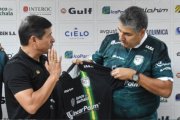 Santiago Escobar (d) recibió la camiseta de Orense de parte del directivo Darwin Palacios