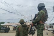 Los miembros de las Fuerzas Armadas recorren las calles de cinco barrios, donde los ataques se han recrudecido. La gente ha dejado sus casas hasta que todo se calme.