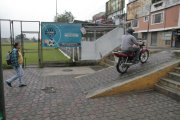 Motocicletas y peatones comparten el pasaje. La rampa fue hecha para personas con discapacidad, pero la usan los conductores.