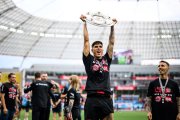 Piero Hincapié levantó el título de la Bundesliga de Alemania.