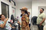 Una paciente expresa su queja a la asambleísta Mónica Salazar, quien visitó centros de salud.