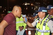 Los agentes realizaron pruebas de alcoholemia a los conductores detenidos durante el operativo de control.