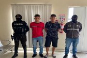 Los sospechosos se encontraban en una vivienda. Fueron detenidos por agentes policiales y llevados hacia una unidad judicial.