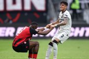 Piero Hincapié (d) saludó a Willian Pacho en uno de los partidos por Bundesliga
