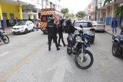Policías y paramédicos en una ambulancia atendieron la emergencia.