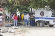 Policías acudieron al punto para retirar el cadáver y buscar algún indicio cerca del cuerpo.