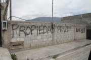 En el lote A36, los vecinos tuvieron que escribir en los cerramientos que se trata de una propiedad privada para evitar ser invadidos.