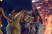 Sus compañeras la felicitaron luego de la coronación. No hubo ni desfile final de la ganadora.