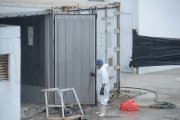 El mal manejo de un contenedor que almacenaba un centenar de cadáveres habría puesto en riesgo a los habitantes de un sector aledaño a la morgue.