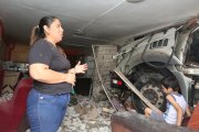 Amanda Méndez mira con tristeza cómo quedó su vivienda.