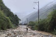 La gran cantidad de piedras y lodo interrumpió el paso en una vía de Tungurahua.
