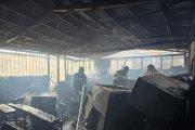 El Cuerpo de Bomberos extinguió el incendio en una escuela del sur de Quito.