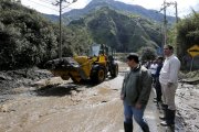Fotografía cedida por la Presidencia de Ecuador que muestra al ministro de Transporte y Obras Públicas, Roberto Luque (der.) y al secretario de la Administración Pública, Arturo Félix Wong (izq.), este 17 de junio de 2024 en una de las zonas afectadas por las fuertes lluvias en el país andino.