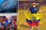Fernando Gato Álvarez, y su bandera en el Allegiant Stadium de Las Vegas