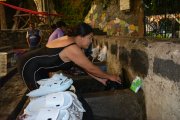 Marcia aprovecha las noches para lavar su ropa en el lavadero público ya que no cuentan con el agua potable en Baños.