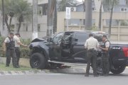 El carro chocó contra una jardinera ubicada en el ingreso de la urbanización. Tenía varios orificios de balas en la ventana del conductor.