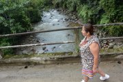 Albertina Calazacón se para en un puente de Chigüilpe para hablar sobre ese río contaminado.