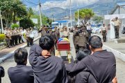 El féretro de la víctima fue recibido con honores en la Comandancia de Policía de Imbabura.