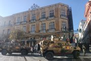 Fotografía de dos tanques militares frente a la sede del Gobierno de Bolivia, este miércoles en La Paz (Bolivia). El vicepresidente de Bolivia, David Choquehuanca, denunció este miércoles que se desarrolla un "Golpe de Estado" contra el Gobierno de Luis Arce, luego que un tanque entrará a la fuerza a la sede del Ejecutivo en la ciudad de La Paz.