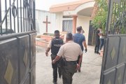 Agentes de la policía buscaron más información del asesinado.