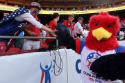 La mascota 'Capitán' se despide de los hinchas de Estados Unidos.