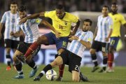 Antonio Valencia (c) ante la marca de dos argentinos en la victoria 2-1 de 2015