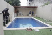 En uno de los predios intervenidos había una piscina y una parrilla.