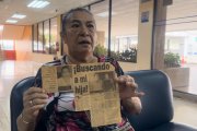 Historias paralelas. María Quito dice que Gladys Torres es su hija. Muestra un recorte de EXTRA de hace 25 años, cuando ella buscaba a su hija.