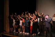 Niños, uniformados y equipo de producción agradecieron al cierre de la obra musical.
