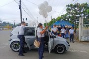 Con globos blancos despidieron al agente Anthony Zuriaga.