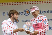 El ecuatoriano Richard Carapaz (d) recibe el reconocimiento por ser el Rey de la Montaña en el Tour de Francia