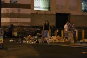 En los alrededores del Mercado Central, en Clemente Ballén y Seis de Marzo, no queda una funda de basura sin destruir por los ‘chamberos’. Las ratas cenan ‘en grande’ en el sector.