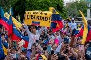 Simpatizantes del candidato a la Presidencia de Venezuela por la Plataforma Unitaria Democrática (PUD), Edmundo González Urrutia, asisten a un acto de campaña.