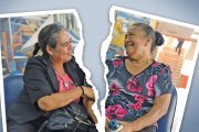 Gladys Torres y María Quito, sonrientes el día que se conocieron. La prueba de ADN rompió esa ilusión en ambas.