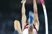 Referencial: un desafortunado suceso sufrió un atleta de salto con pértiga en París 2024.