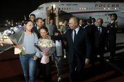Momento en que Putin recibió con flores a la familia de padres espías.