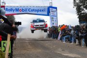 Tremenda entrada de Alfonso Quirola y Leo Rojas en el VW Polo GTI. Esta fue la entrada de los ganadores del rally.