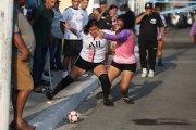 Dos jugadoras se disputan la pelota entre codazos y patadas.