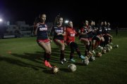 Un grupo de mujeres se reúne por las noches para practicar fútbol, disciplina que las ayuda a sacar el estrés de la cotidianidad.