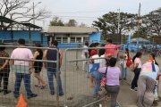 Familiares de los presos se quedaron en los exteriores de la cárcel por la cancelación de visitas.