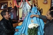 Milton Pintado y su esposa Bertha Lucía Marín arreglan con devoción a la Virgen María.