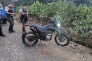Los sujetos huían en esta motocicleta pero terminaron muertos en el fondo de una zanja.
