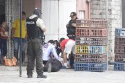 2 sujetos en moto balean y matan a un ciudadano luego de asaltarlo fuera de un negocio de venta de pollos en las calles 29 y la CH, suburbio de Guayaquil Agencia (Ag-extra)