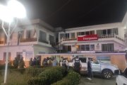 Las víctimas fueron llevadas al hospital en una camioneta y los médicos confirmaron  decesos de dos.