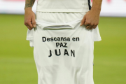 Gian Allala y la camiseta en honor a Juan Izquierdo.