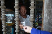 La abuelita de la tienda mientras atiende a sus vecinos