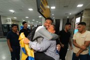 Michael Morales y Kathy Hurtado en un abrazo espectacular al arribo del peleador de la UFC a Ecuador.